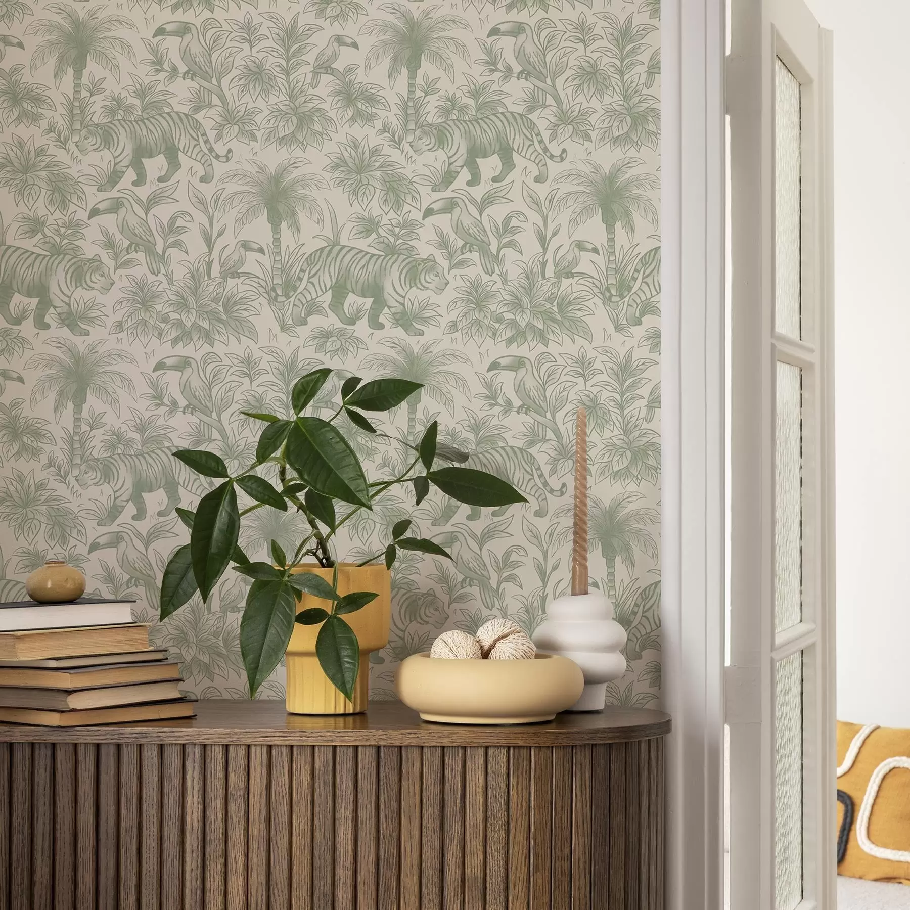 fototapeter Tigre og tropiske fugler blant palmer på en lys bakgrunn a00711