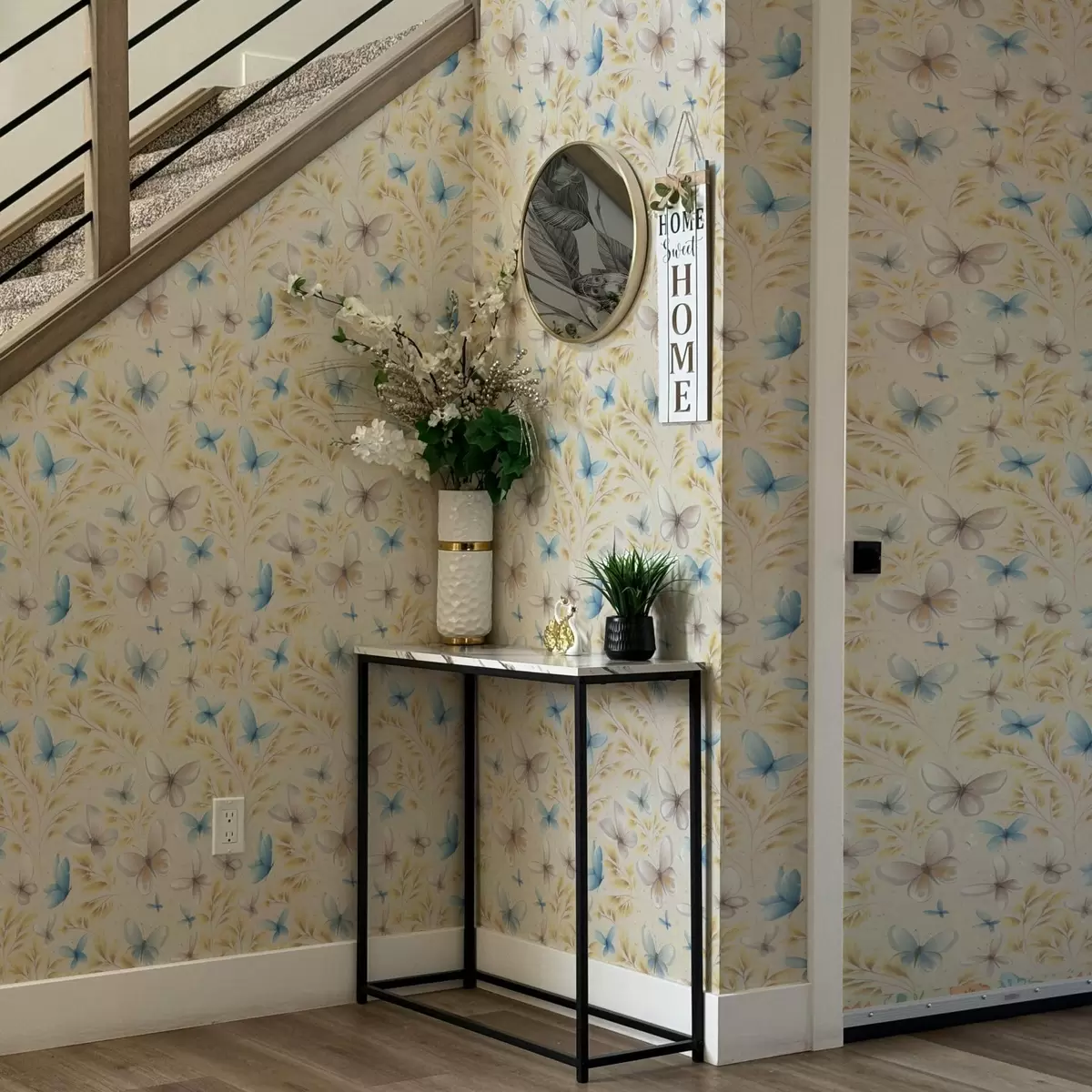 Bakgrunn Lyse sommerfugler blant gule blader på en lys bakgrunn a00795