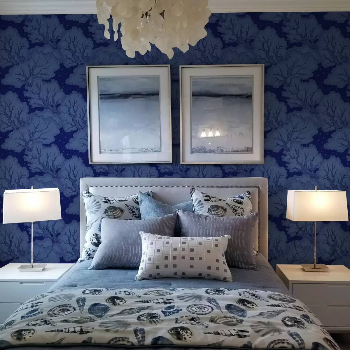 Bakgrunn Silhuetter av trær under en stjernehimmel i blå nyanser a00798