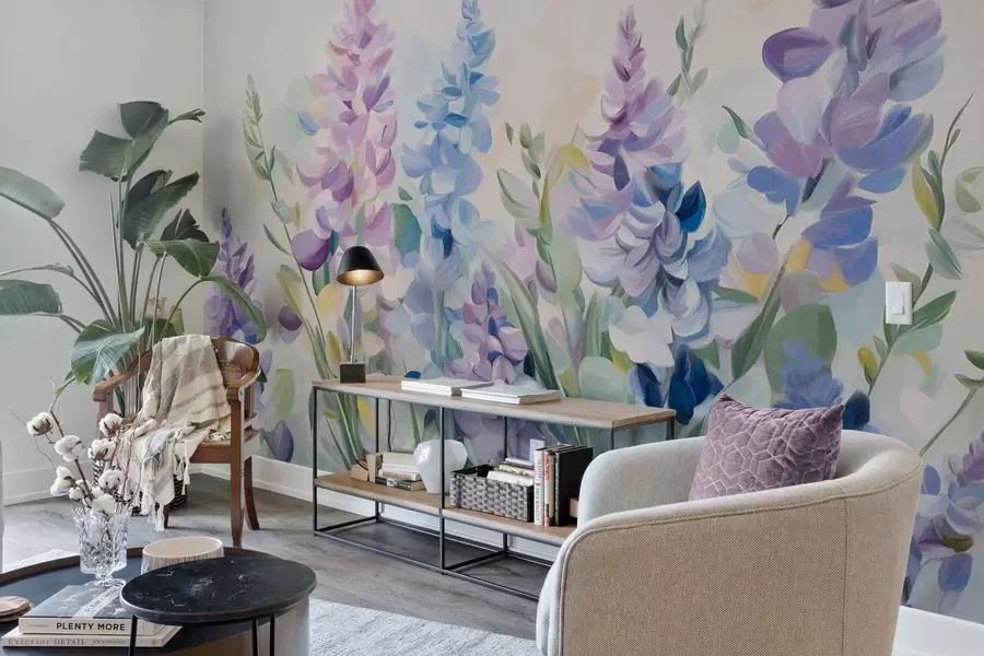 fototapeter Lilla og blå blomster med struktur og blå blader, lys bakgrunn, myke penselstrøk, livlige farger w09482