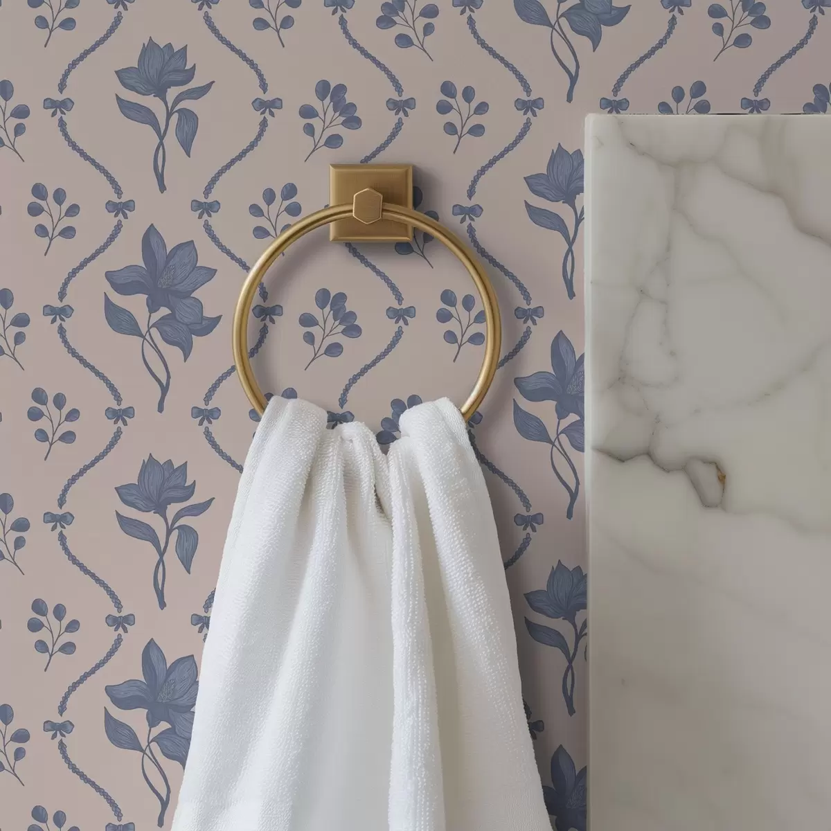 Bakgrunn Små blomster og bånd i blå og rosa nyanser a00808v3