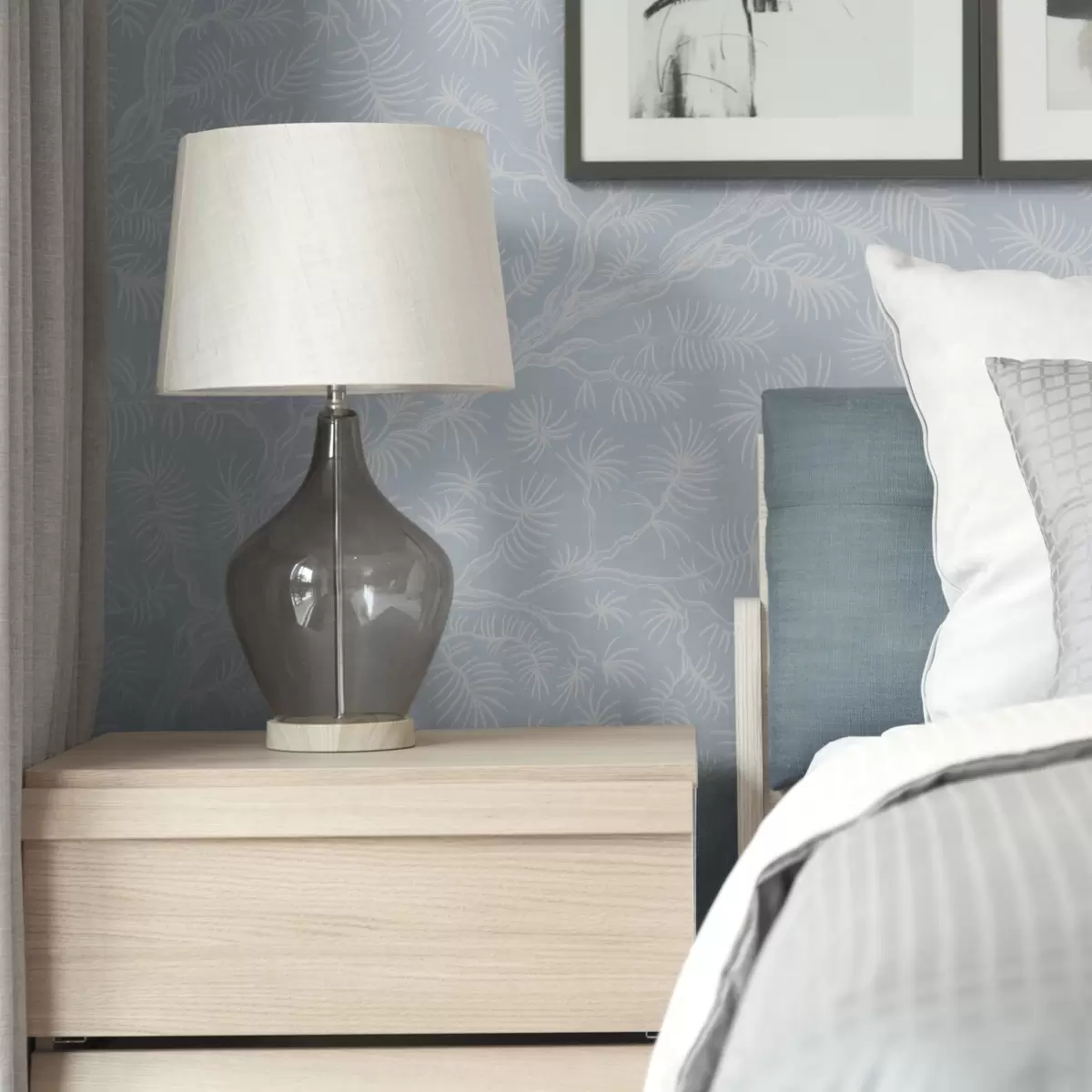 Bakgrunn Furu-grener i lyse farger på blå bakgrunn a00838