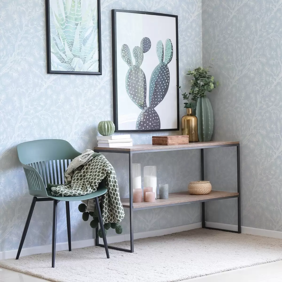 Bakgrunn Furu-grener i lyse farger på blå bakgrunn a00838