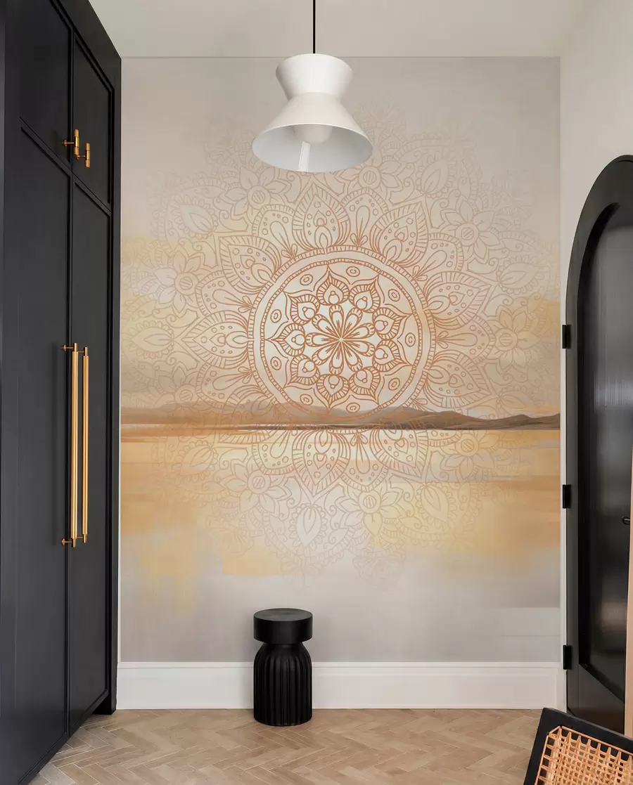 fototapeter Teksturert symmetrisk mandala-design som overlapper et landskap med hav, åser og himmel, i myke pastellfarger w09491