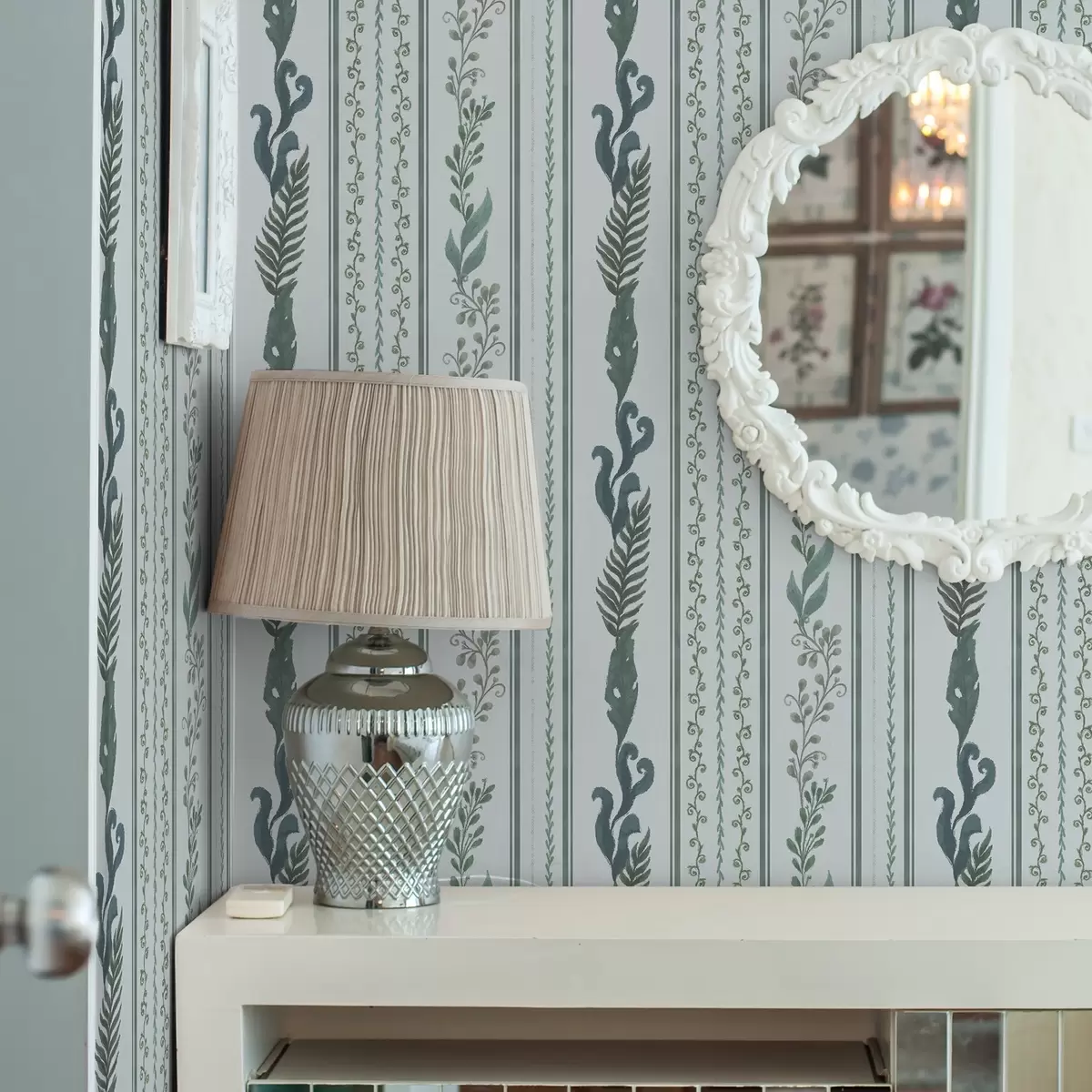 Bakgrunn Striper med grener og krøller på kjølig lyseblått a00823v1