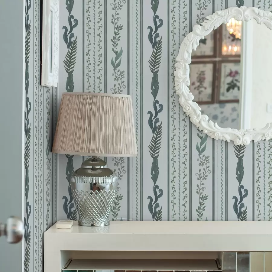 fototapeter Striper med grener og krøller på kjølig lyseblått a00823v1