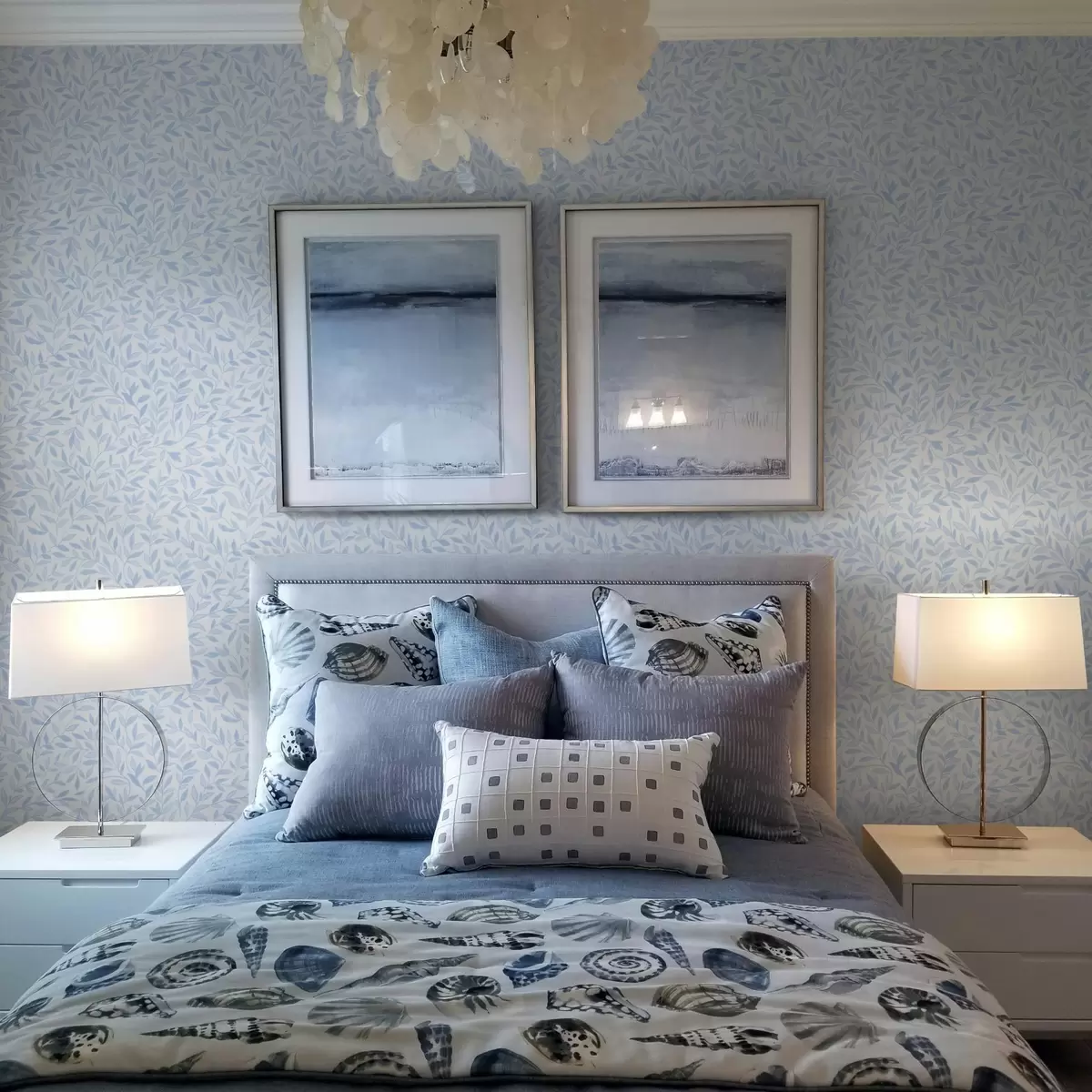 Bakgrunn Blå kvister med blader på lyseblå bakgrunn a00842