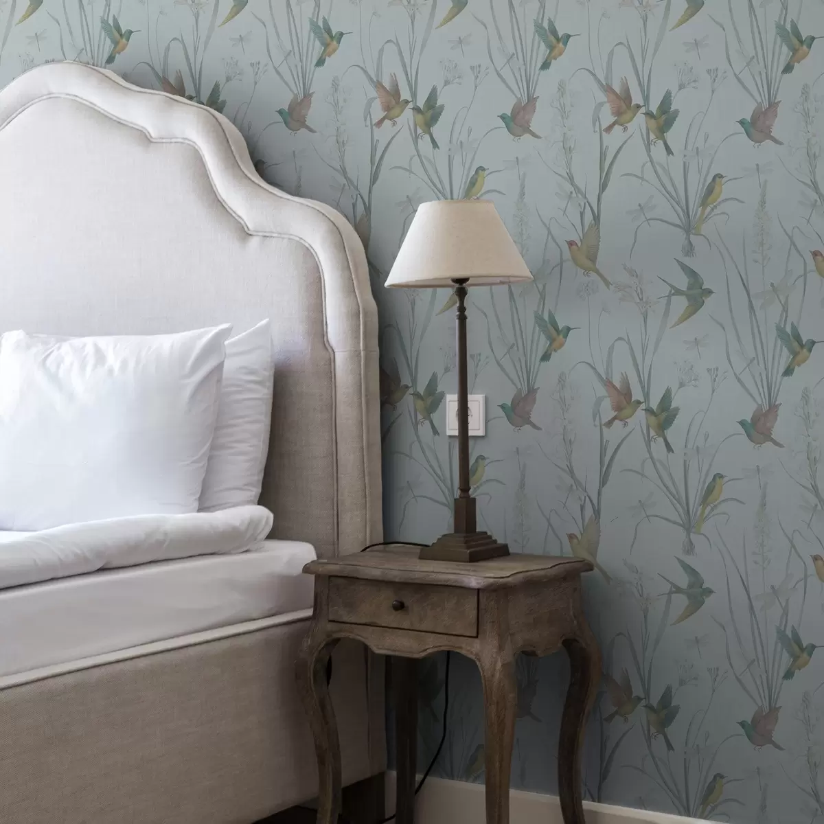 Bakgrunn Fugler blant engblomster på gråblå bakgrunn a00776