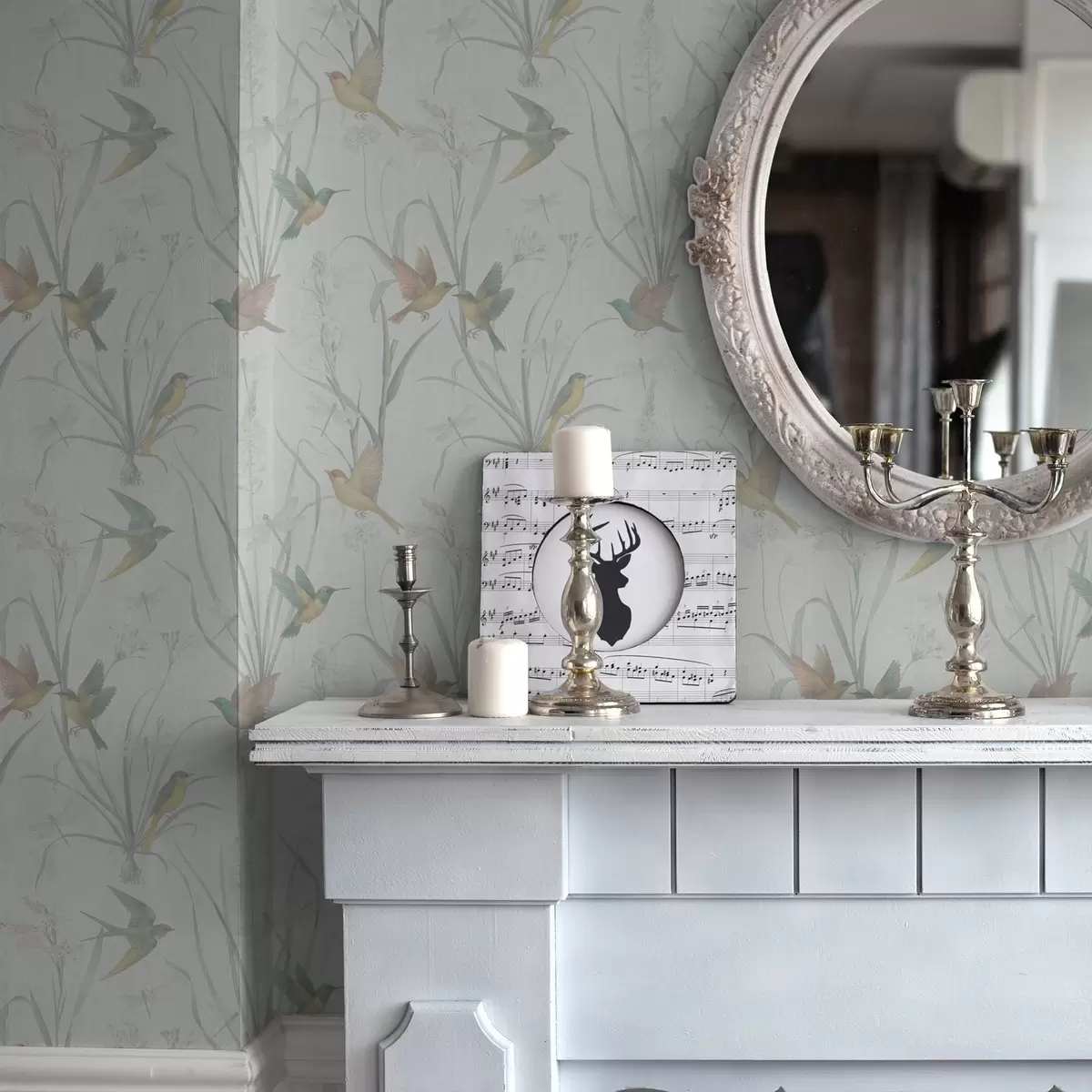 Bakgrunn Fugler blant engblomster på lysegrå bakgrunn a00776v1