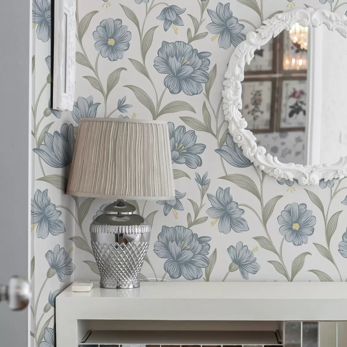 Bakgrunn Støvblå blomster med olivenblader på hvitt a00780