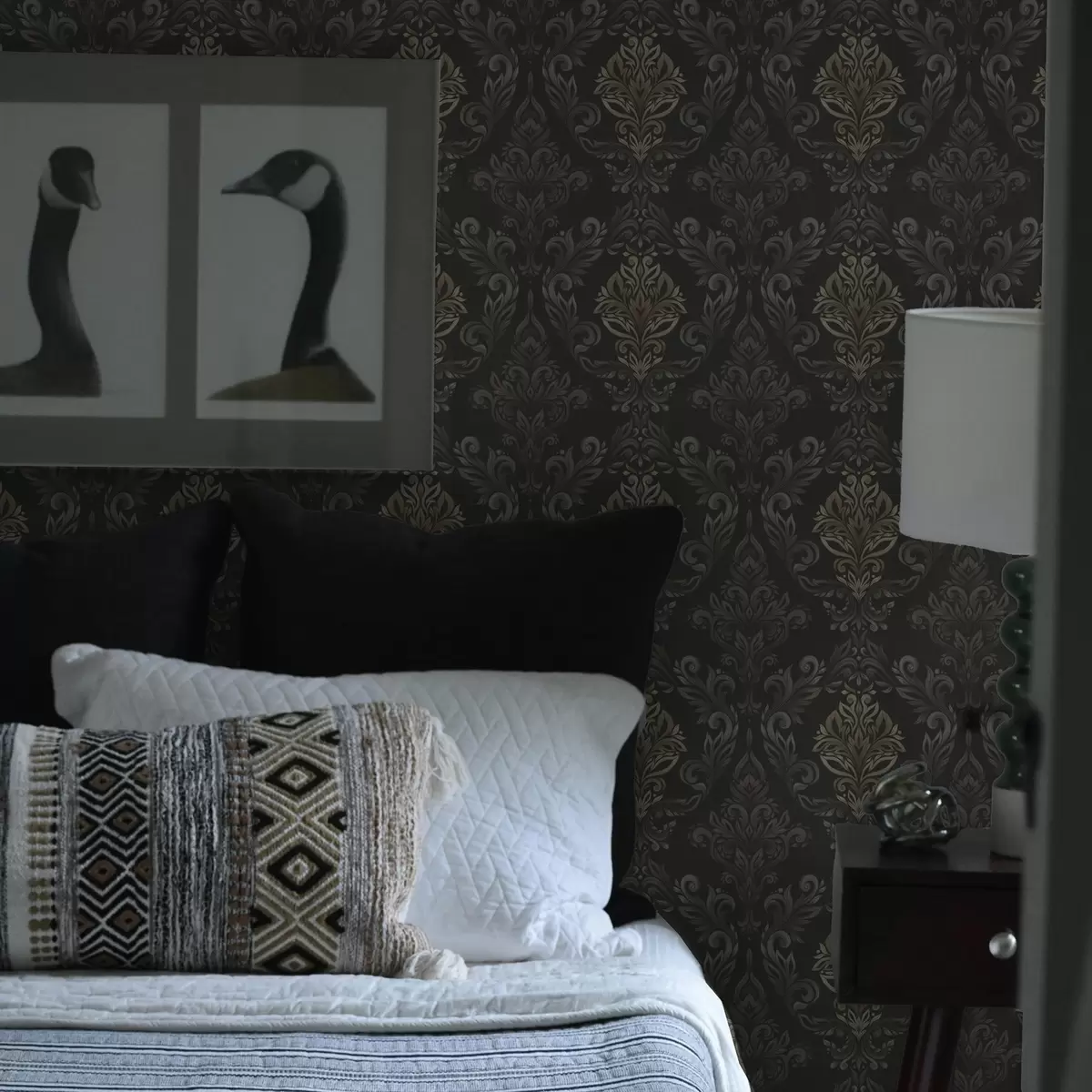 Bakgrunn Damask på mørk grafittbakgrunn, oliven-okkerfargede detaljer a00828v5