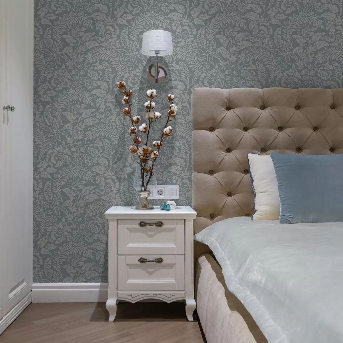 Bakgrunn Monokromt blomstermønster på gråblå bakgrunn a00859