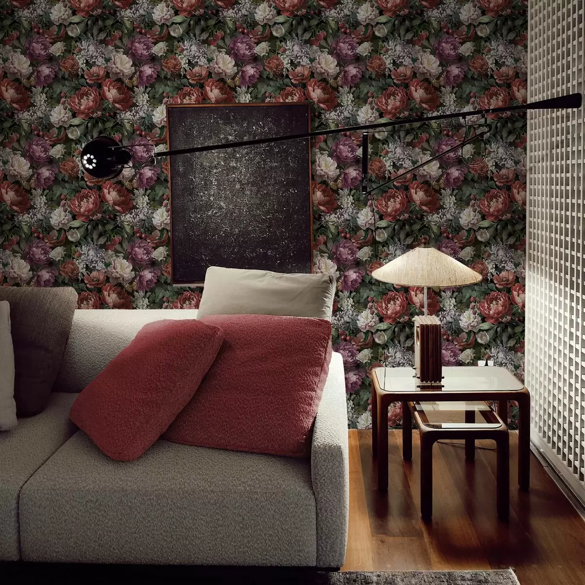 Bakgrunn Mørke, dramatiske pioner, bær og sommerfugl på svart bakgrunn a00862