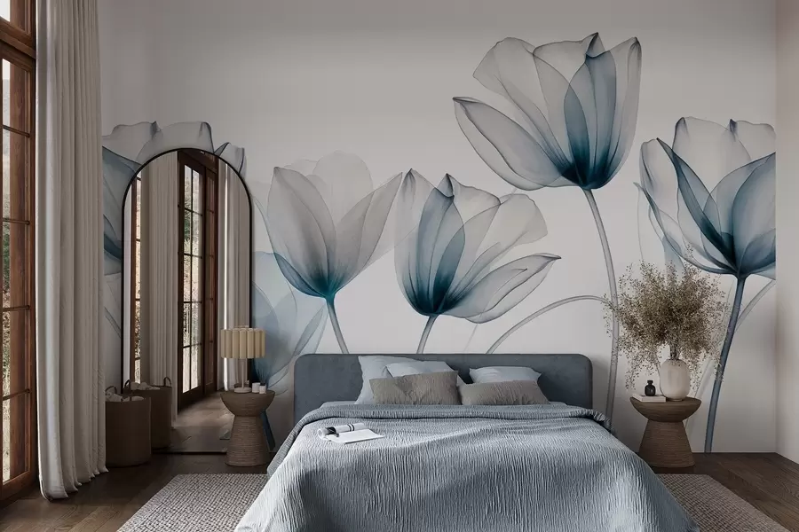 fototapeter Gjennomsiktige blå og hvite tulipanblomster med lange stilker, mot lys bakgrunn, delikat og strukturert blomsterkunst w09538