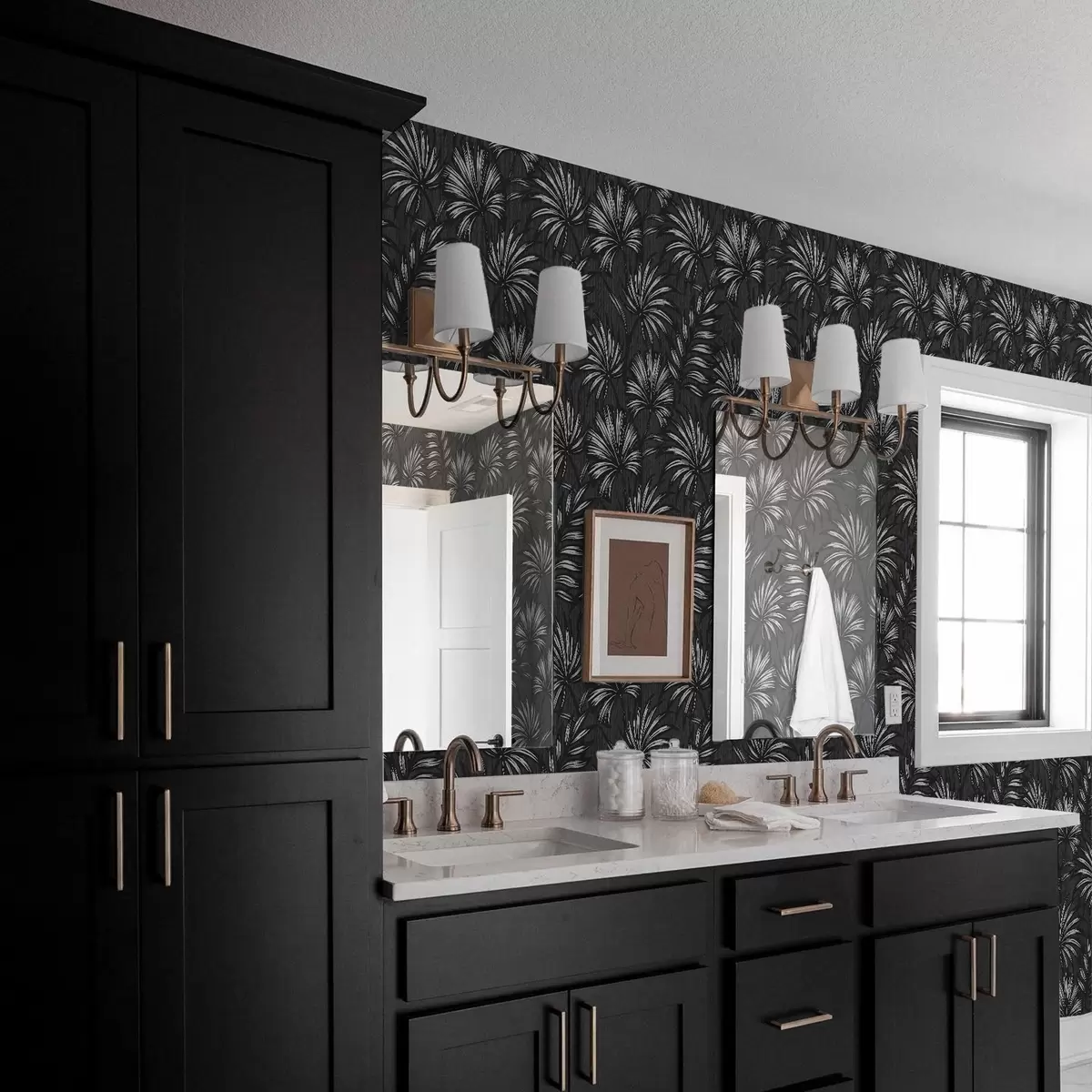 Bakgrunn Svarte og hvite palmeblader på mørk bakgrunn a00891