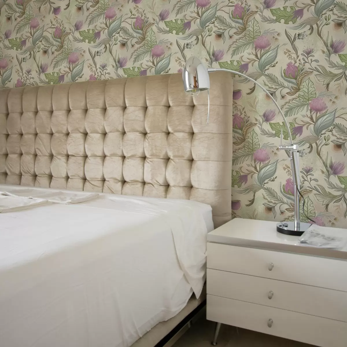 Bakgrunn Lilla knopper og mykt grønt på kremfarget bakgrunn a00930v2