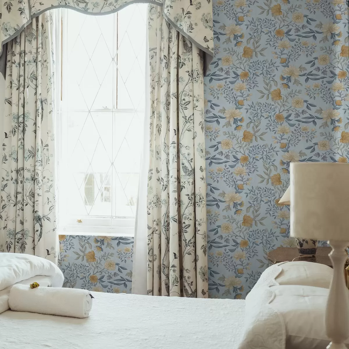 Bakgrunn Gule og blå blomster med blader på himmelblå bakgrunn a00934