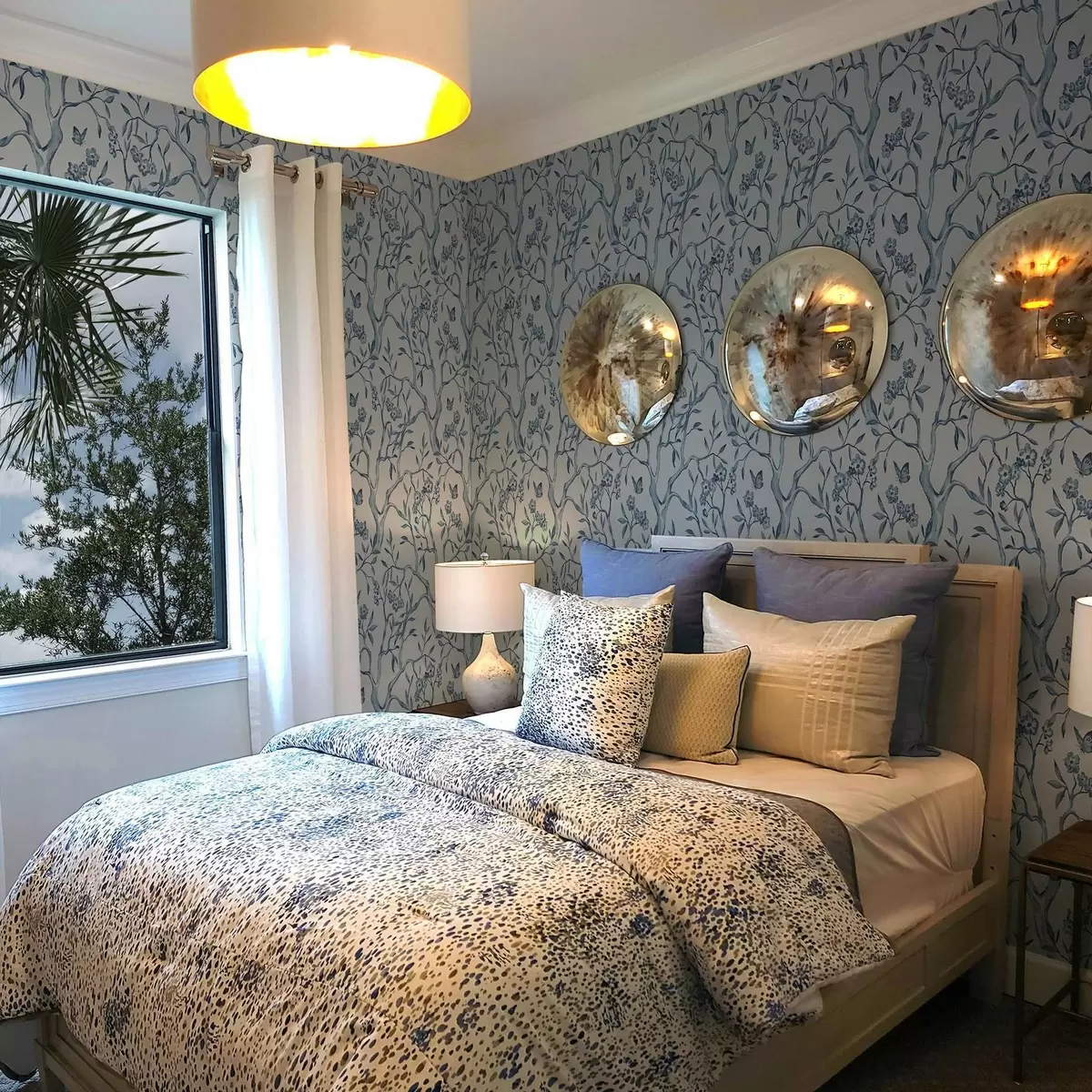 Bakgrunn Akvarellblå grener med blomster og sommerfugler på lys bakgrunn a00951