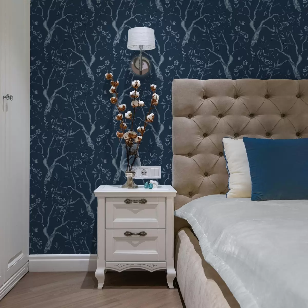 Bakgrunn Blå blomstrende grener med sommerfugler på mørk bakgrunn a00951v1