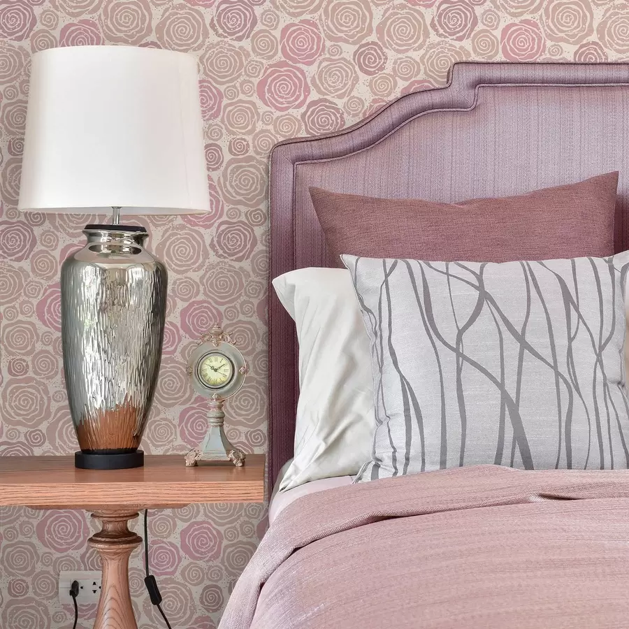 fototapeter Spiralsvingte rosa roser og sprut på lys bakgrunn a00955