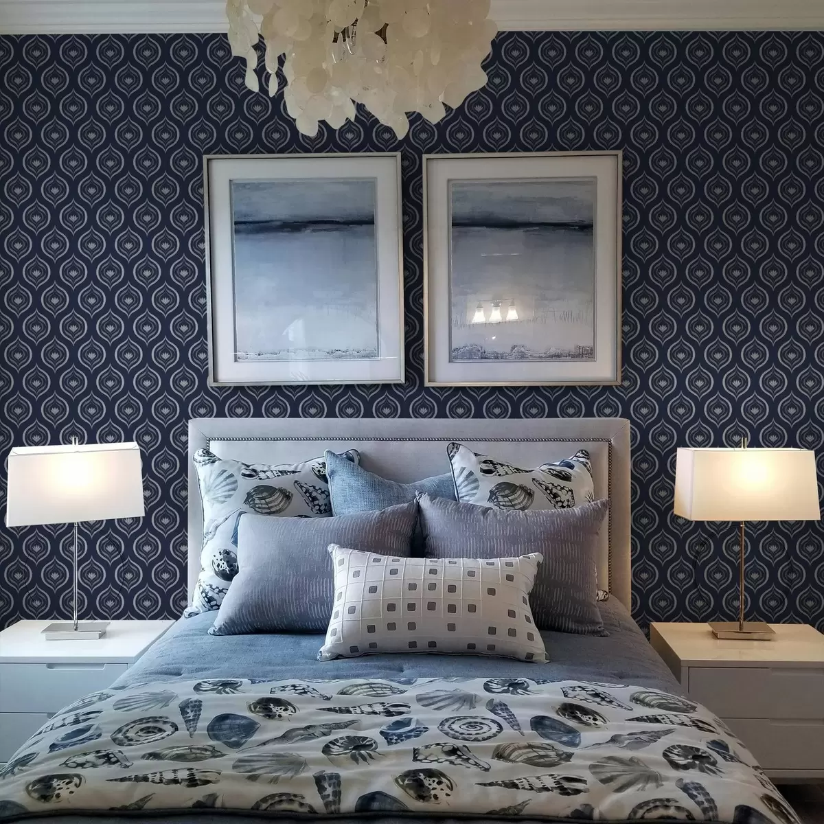 Bakgrunn Kontrasterende dråpemotiver med en blomst på mørk marineblå bakgrunn a00977v1