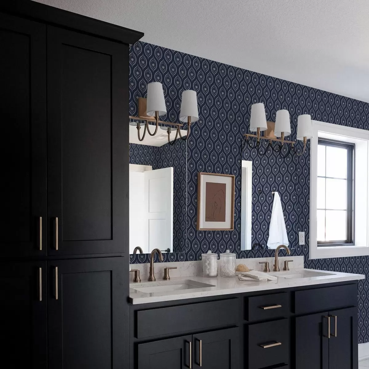 Bakgrunn Kontrasterende dråpemotiver med en blomst på mørk marineblå bakgrunn a00977v1