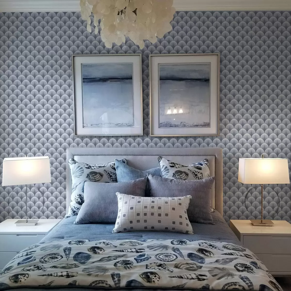 Bakgrunn Blå viftebuer med stråler på en lyseblå bakgrunn a00978v1