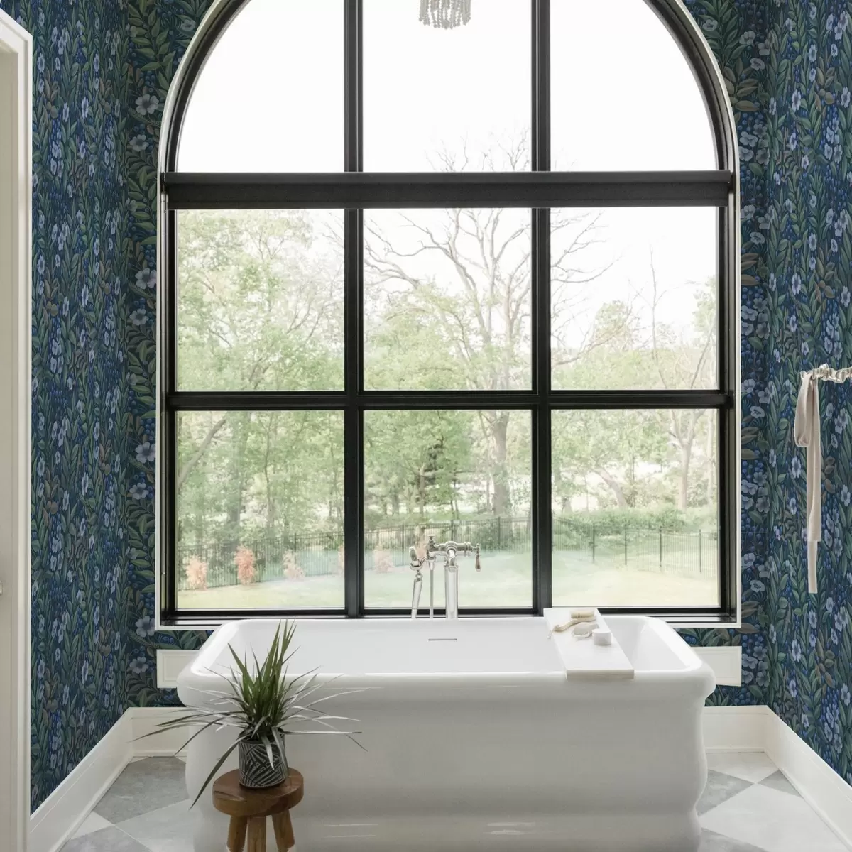 Bakgrunn Midnattsblå bær og hvite blomster i tett løvverk a00994