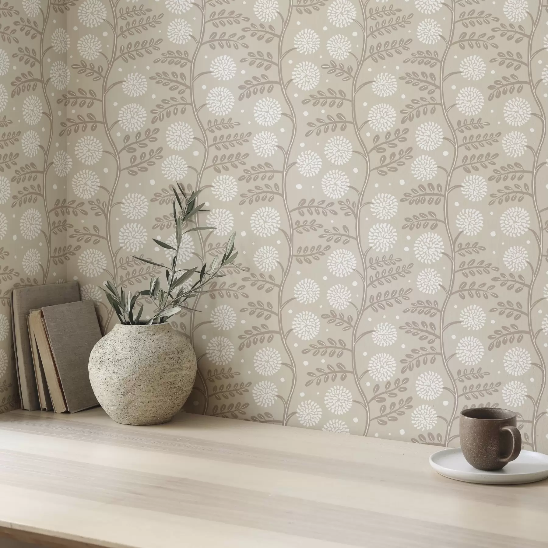 fototapeter Beige stilker med hvite, fluffy blomster og myke prikker a00997