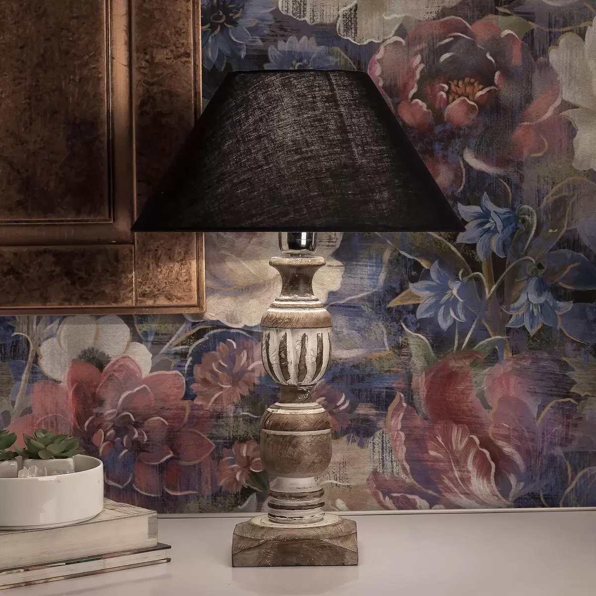 Bakgrunn Malerisk bukett med store blomster på dyp indigofarge bakgrunn a01021