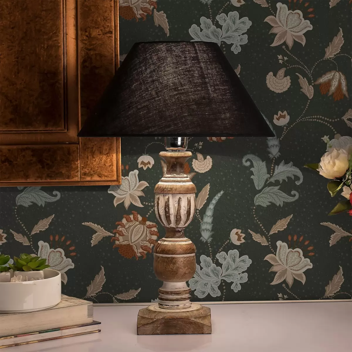 Bakgrunn Mørkegrønn bakgrunn med dekorative blomster og blader a01086