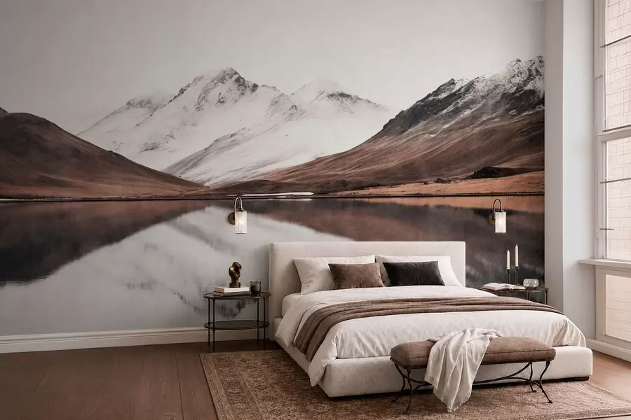 fototapeter Snødekte fjelltopper og en rolig innsjø med et speilblankt vannspeil w05816