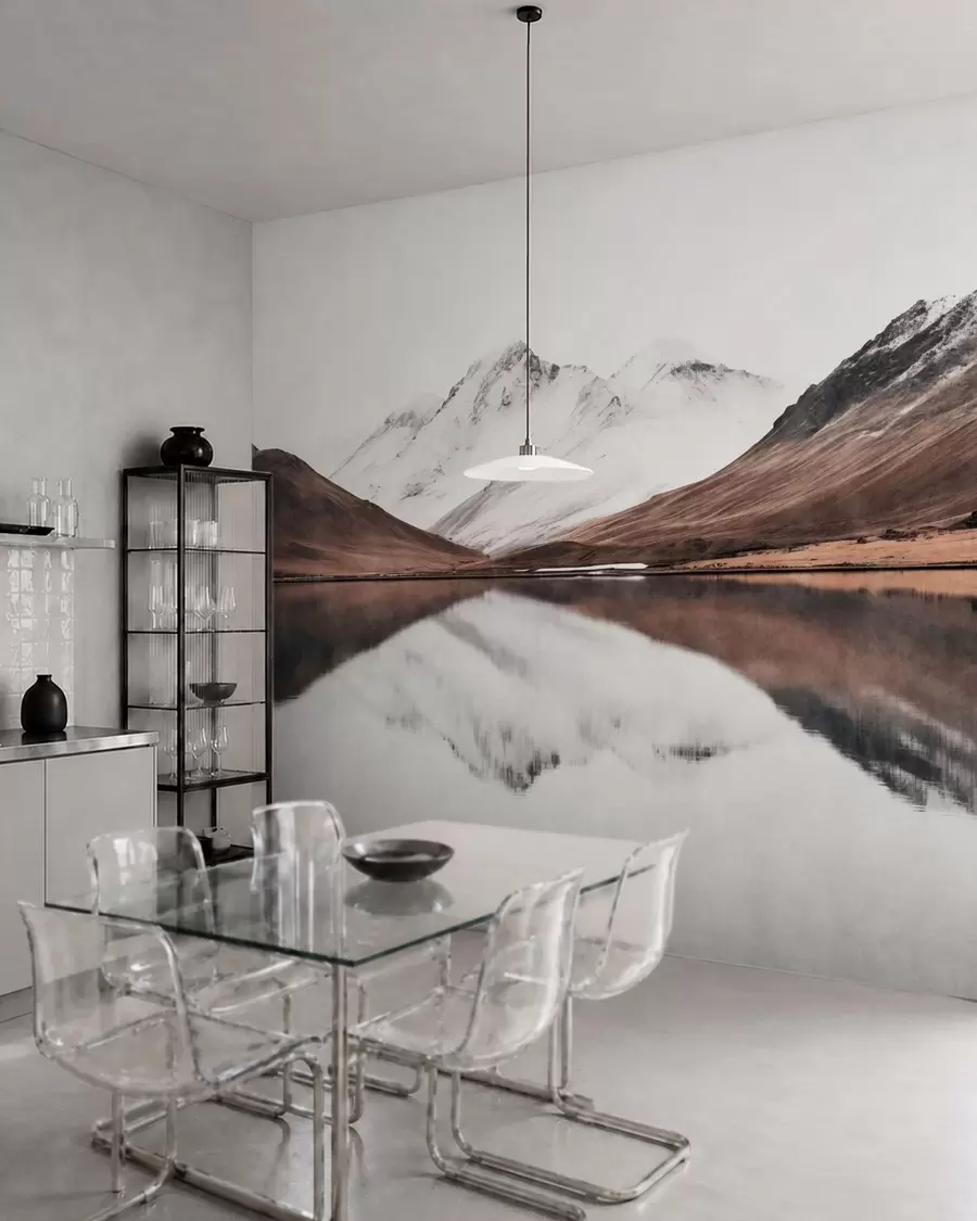 fototapeter Snødekte fjelltopper og en rolig innsjø med et speilblankt vannspeil w05816